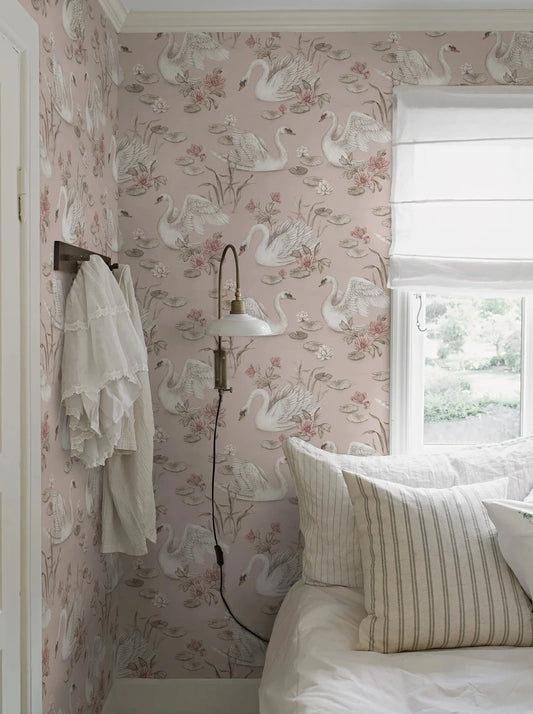 Colored in a delightful blend of light pink, fresh white and soft brown, our Lily Swan children’s wallpaper is charming and chic. 