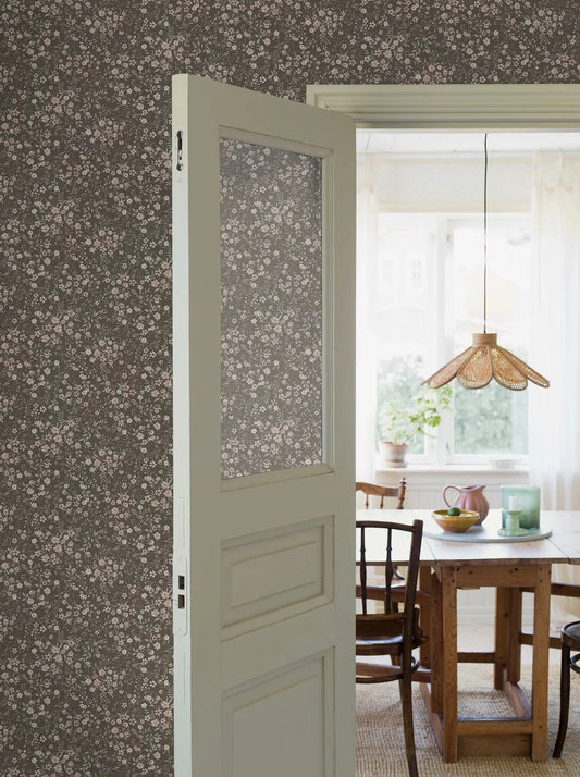 Colored in beautiful brown and powder pink, our Florence wallpaper transforms your child’s room into a charming oasis.