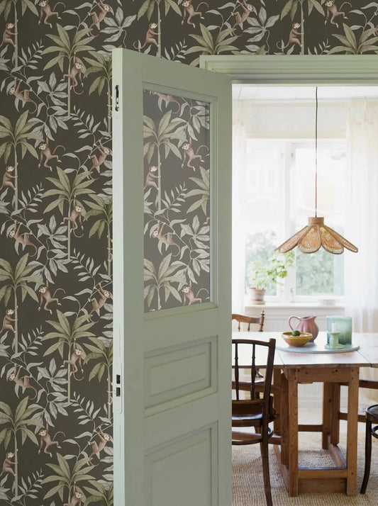 Colored in lush, flourishing tones of green and brown our Jungle Friends children’s wallpaper is ornamental and adorable. 