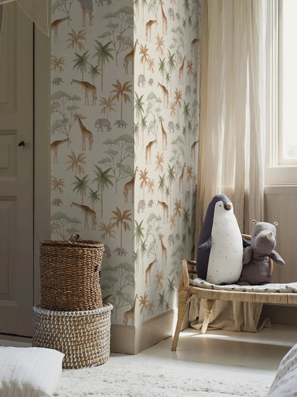 Our Savannah wallpaper in tones of lush green and golden beige on a warm white background is the ideal choice to create a captivating atmosphere in your child's room.