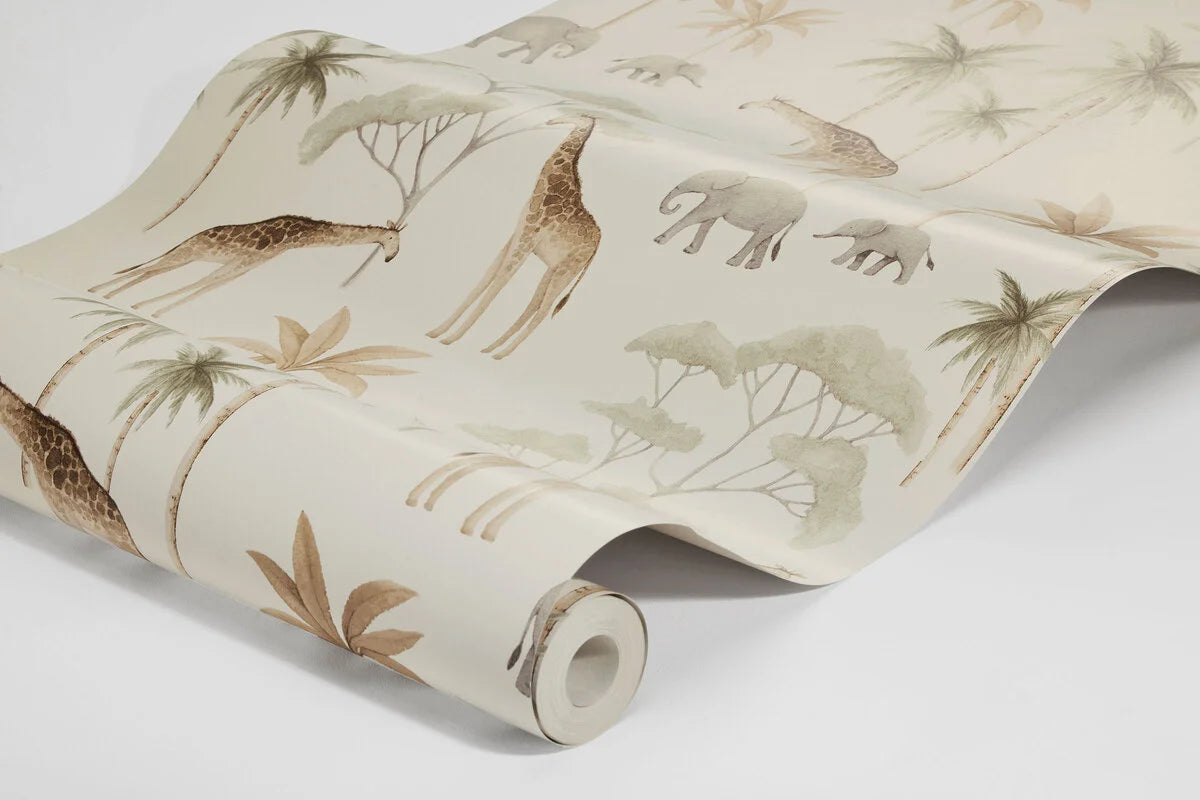 Our Savannah wallpaper in tones of lush green and golden beige on a warm white background is the ideal choice to create a captivating atmosphere in your child's room.