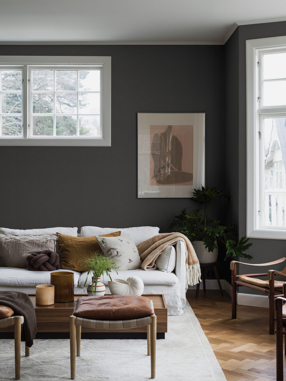 Charcoal Sand comes in a dark charcoal-black shade we call mild Black – a deep, neutral hue with a calm and balanced expression.