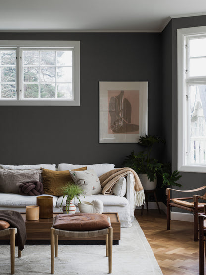 Charcoal Sand comes in a dark charcoal-black shade we call mild Black – a deep, neutral hue with a calm and balanced expression.