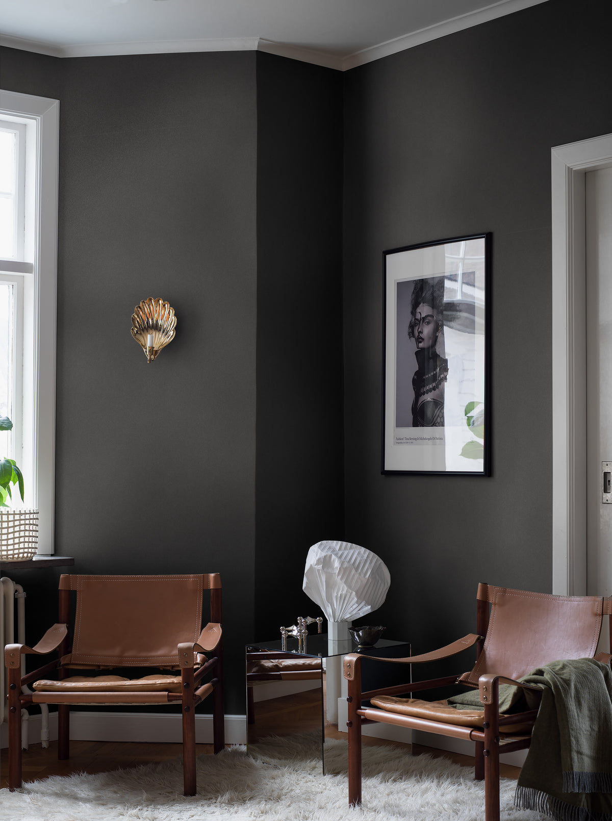 Charcoal Sand comes in a dark charcoal-black shade we call mild Black – a deep, neutral hue with a calm and balanced expression.