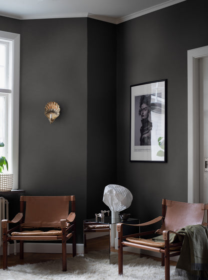 Charcoal Sand comes in a dark charcoal-black shade we call mild Black – a deep, neutral hue with a calm and balanced expression.