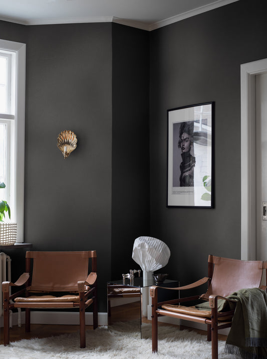 Charcoal Sand comes in a dark charcoal-black shade we call mild Black – a deep, neutral hue with a calm and balanced expression.