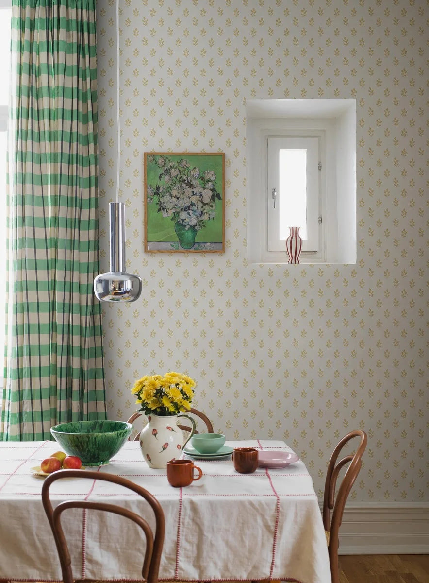 Colored in warm yellow tones on a creamy white base, our Little Oak wallpaper radiates light and warmth. 