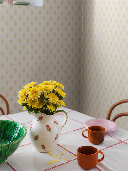 Colored in warm yellow tones on a creamy white base, our Little Oak wallpaper radiates light and warmth. 