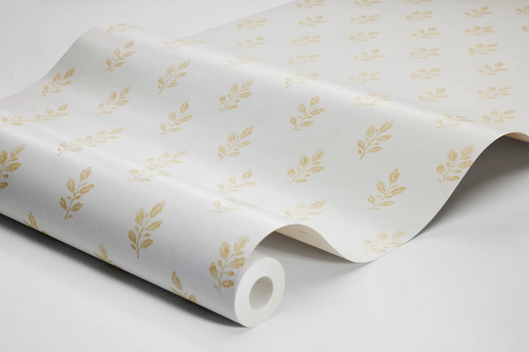 Colored in warm yellow tones on a creamy white base, our Little Oak wallpaper radiates light and warmth. 