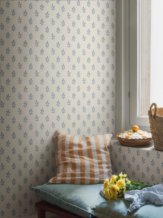 Colored in blue tones on a cream-white background, our Little Oak wallpaper offers a contemporary interpretation of traditional block printing. 