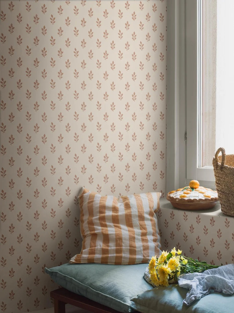 Colored in an autumnal red on a warm beige base, our Little Oak wallpaper exudes a sense of warmth and charm.