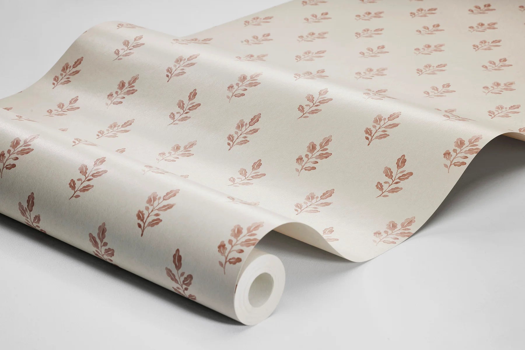 Colored in an autumnal red on a warm beige base, our Little Oak wallpaper exudes a sense of warmth and charm.