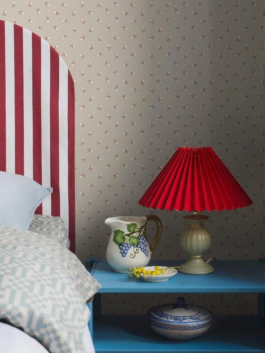 Colored in a cool beige tone with warm white, pale red and brown-red accents, our Petite Chérie wallpaper exudes understated sophistication. 