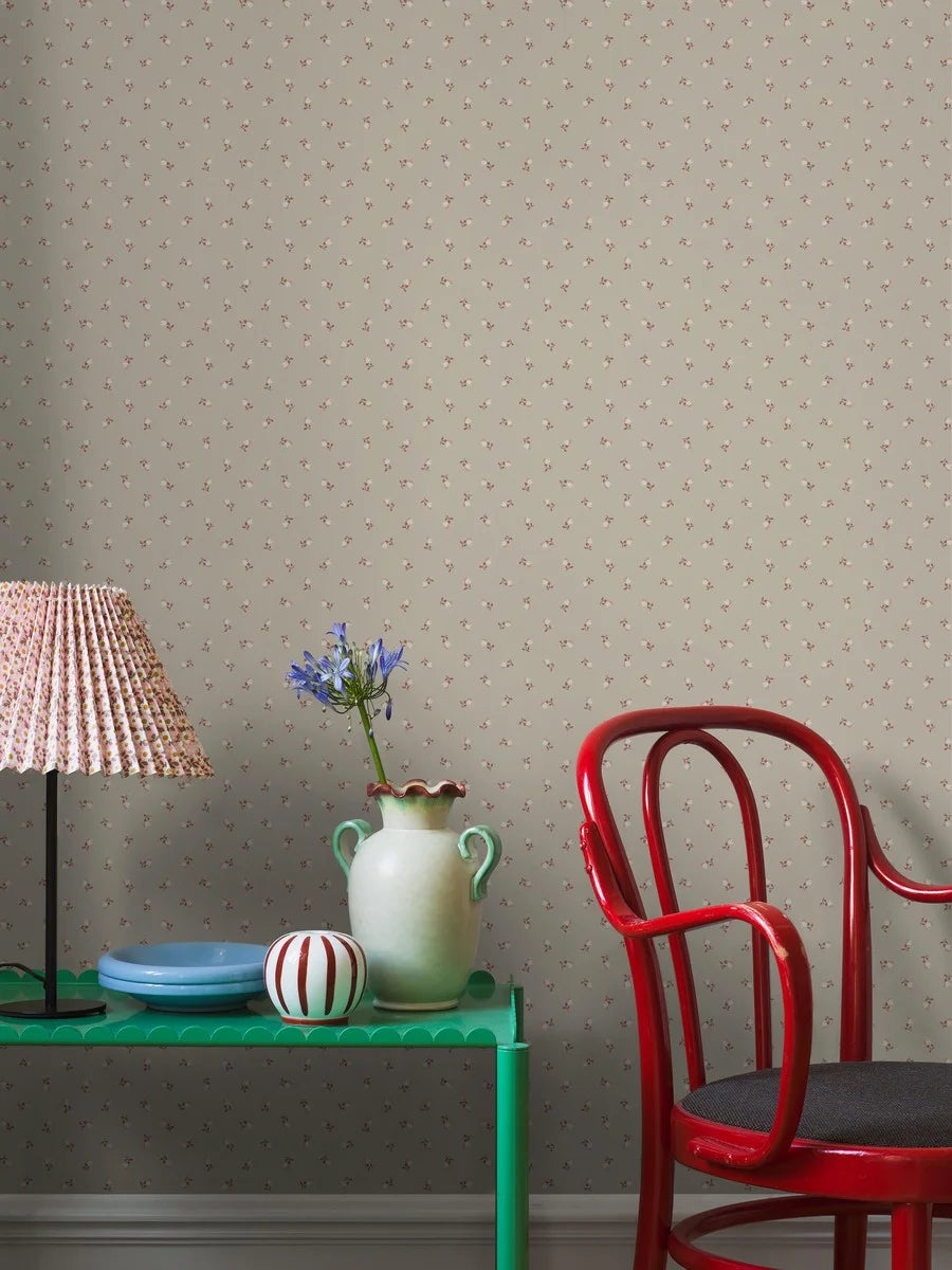 Colored in a cool beige tone with warm white, pale red and brown-red accents, our Petite Chérie wallpaper exudes understated sophistication. 