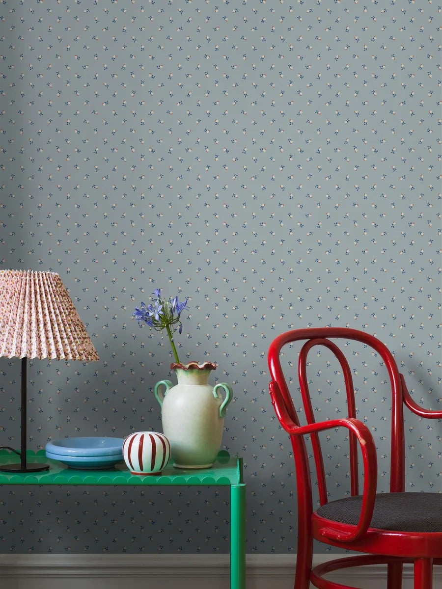 Colored in a blue tone, our Petite Chérie wallpaper redefines classic floral patterns with a bold, sophisticated style. 