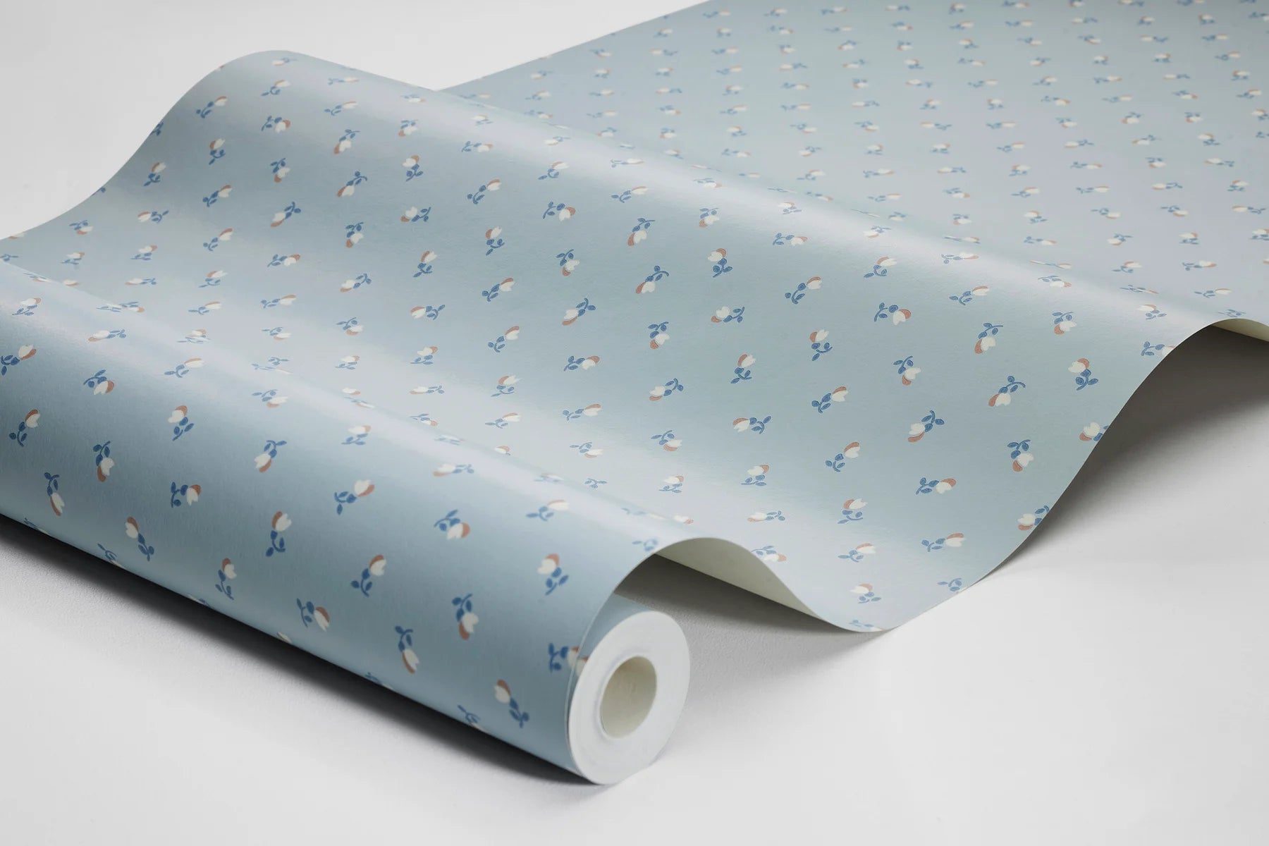 Colored in a blue tone, our Petite Chérie wallpaper redefines classic floral patterns with a bold, sophisticated style. 