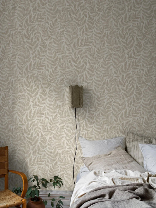 Colored in a cream white and beige palette, our Ferns wallpaper offers a refined and natural elegance. 