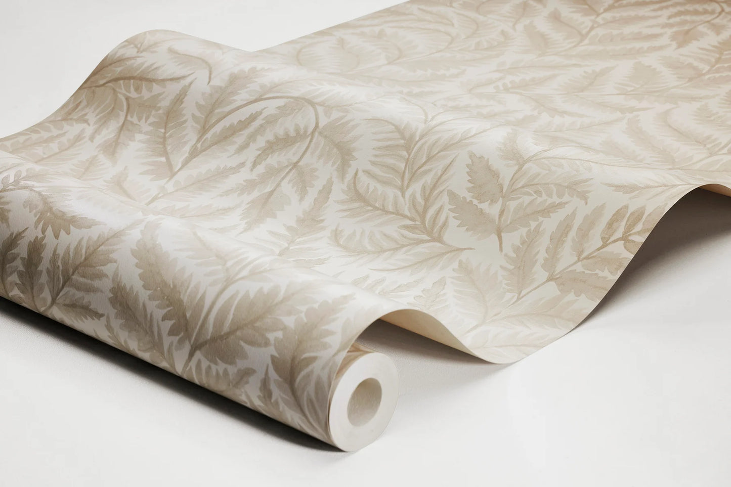 Colored in a cream white and beige palette, our Ferns wallpaper offers a refined and natural elegance. 