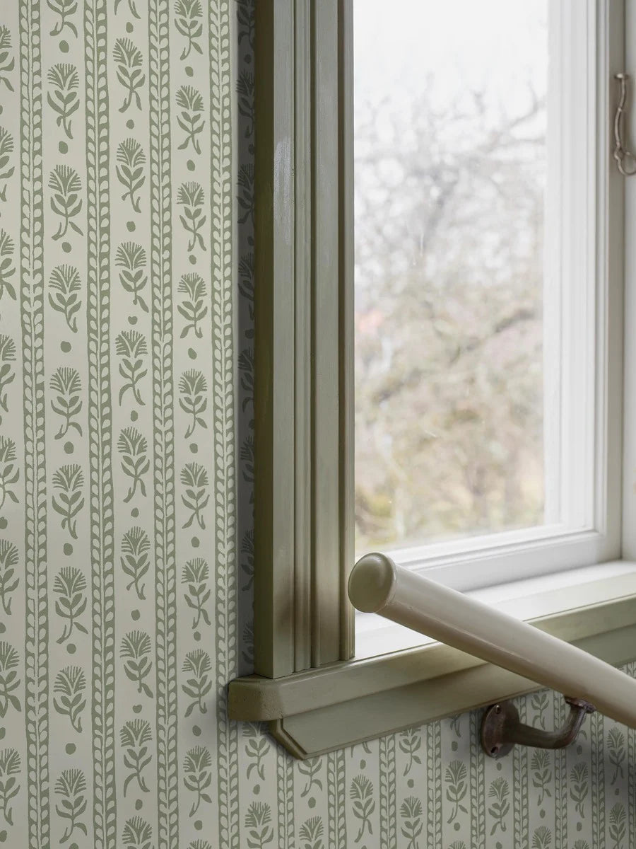 Featuring stylized carnations, our Nejlikerand wallpaper is colored in a fresh leafy green tone on a crisp white background.