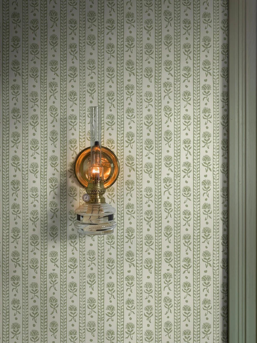 Featuring stylized carnations, our Nejlikerand wallpaper is colored in a fresh leafy green tone on a crisp white background.