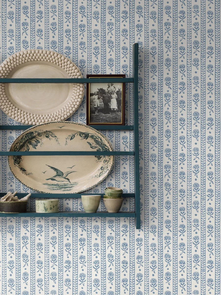  Porcelain blue carnations stretch gently across a clean white background in this Nejlikerand wallpaper. 