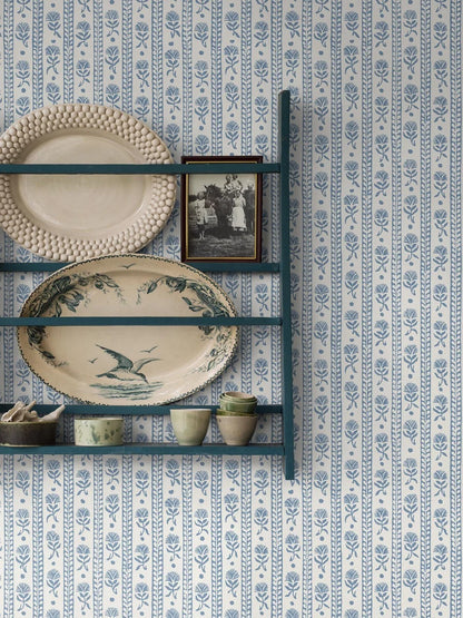  Porcelain blue carnations stretch gently across a clean white background in this Nejlikerand wallpaper. 