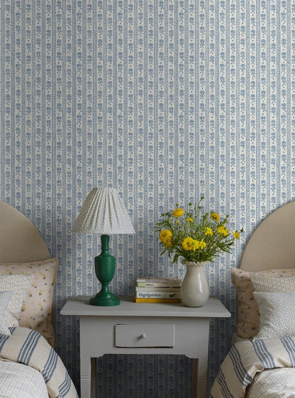  Porcelain blue carnations stretch gently across a clean white background in this Nejlikerand wallpaper. 