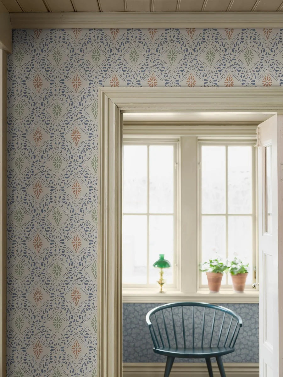 Eye catching and timeless, our Kvarnholmen wallpaper draws inspiration from a stencil held in Kalmar County Museum’s collections.