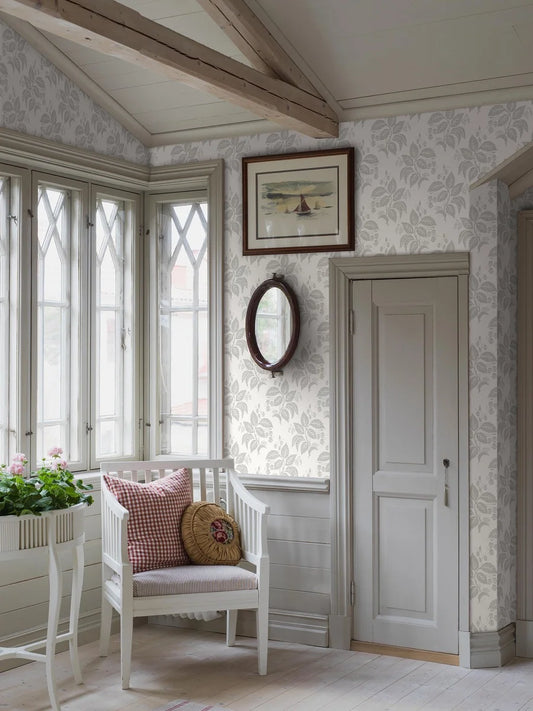 Staying true to its 1830s origins with a fresh grey motif on a clean white background, our Tengbergska wallpaper is based on a preserved sample that is held in the Nordiska Museet’s collection.