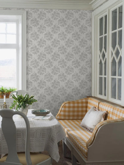 Staying true to its 1830s origins with a fresh grey motif on a clean white background, our Tengbergska wallpaper is based on a preserved sample that is held in the Nordiska Museet’s collection.