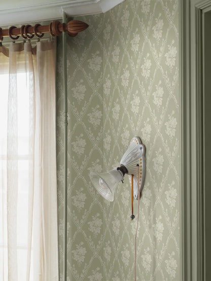  Colored in a muted green on a natural background, our Västigårn wallpaper evokes 19th-century charm with striking clarity. 