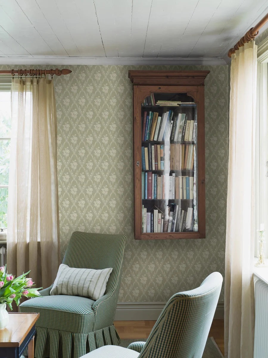  Colored in a muted green on a natural background, our Västigårn wallpaper evokes 19th-century charm with striking clarity. 