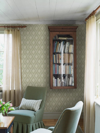  Colored in a muted green on a natural background, our Västigårn wallpaper evokes 19th-century charm with striking clarity. 