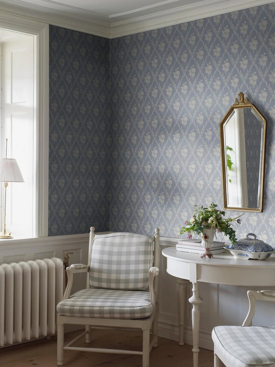  Colored in a warm light blue on a natural background, our Västigårn wallpaper echoes its rural Swedish roots. 