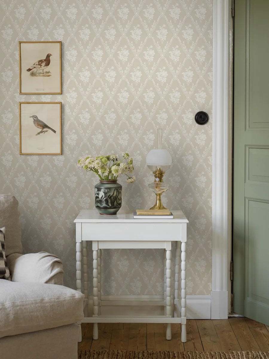  Colored in a warm beige over a creamy white background, our Västigårn wallpaper brings a rare sense of presence to the wall. 