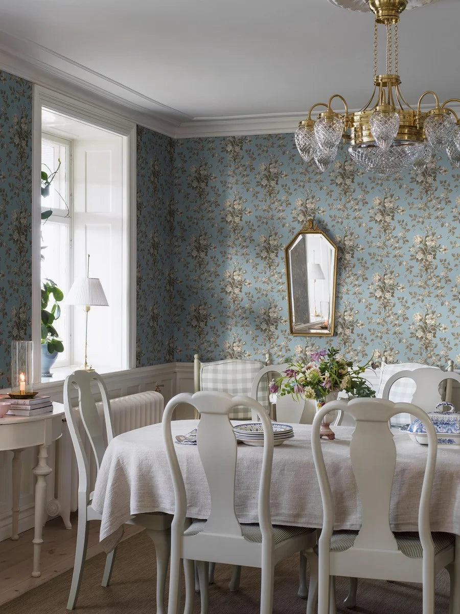 Discovered in the servants’ room at Tullgarn castle, this wallpaper creates a serene backdrop that radiates a quiet splendor.