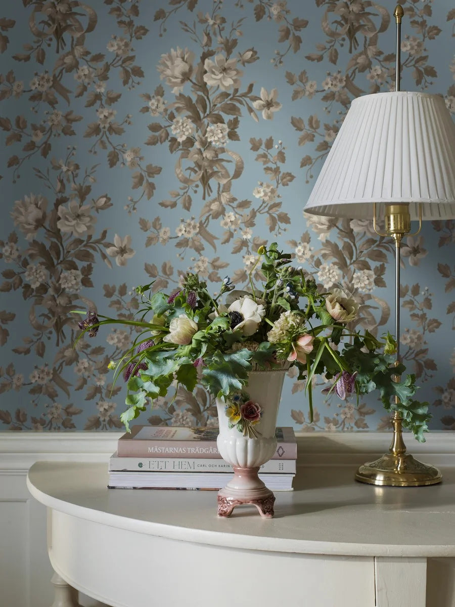Discovered in the servants’ room at Tullgarn castle, this wallpaper creates a serene backdrop that radiates a quiet splendor.