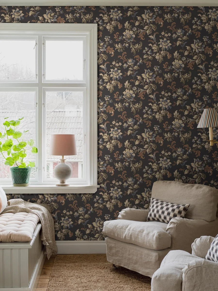 Set on a bold black background, with floral strands in tones of olive green, brown and blue, our Elvira wallpaper shimmers with golden detail.