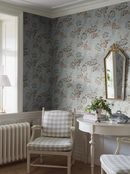  Combining a light blue base with delicate beige and brown details, our Göteborg wallpaper is brimming with floral flow. 