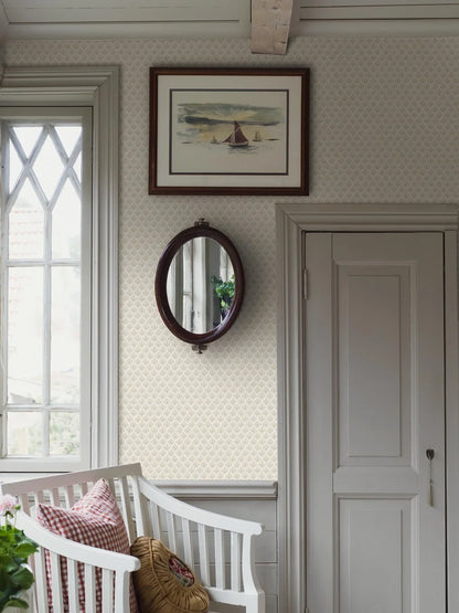 Set on a linen base with golden beige detailing, our Svea wallpaper has a subtle structure and woven tapestry effect.