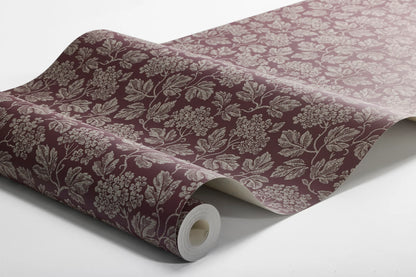 When spring is at its most beautiful, the hawthorn shrub bursts into bloom. And this enduring garden favorite has inspired the dense foliage design of our Hagtorn wallpaper.