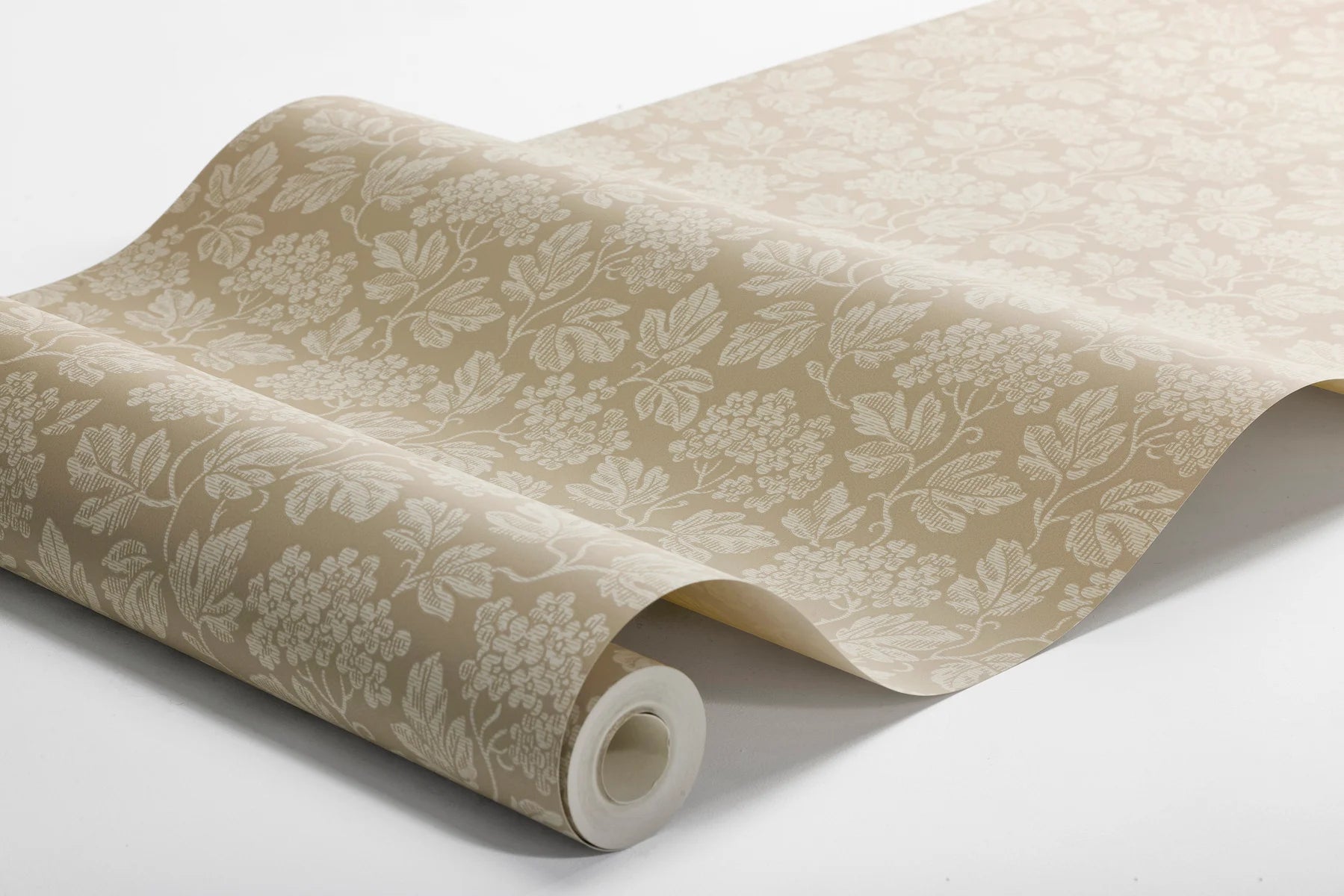  Inspired by the timeless beauty of hawthorns in bloom, our Hagtorn wallpaper in golden beige tones envelops the room in soft foliage and early spring calm. 