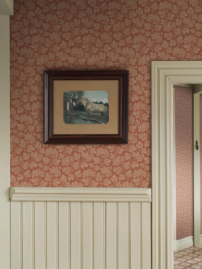 This Hagtorn wallpaper’s leafy design draws inspiration from the dense foliage of the hawthorn shrub – a garden staple for centuries.