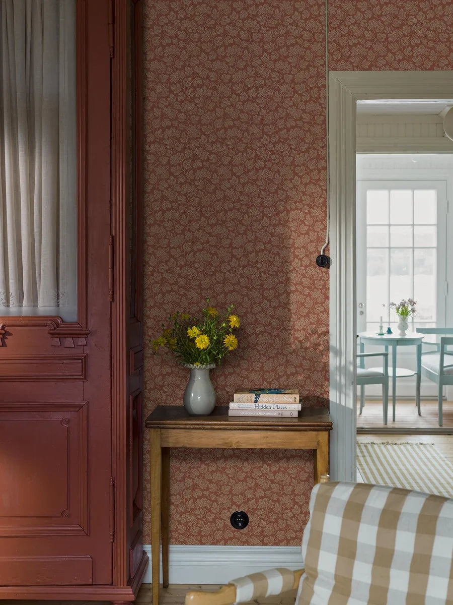 This Hagtorn wallpaper’s leafy design draws inspiration from the dense foliage of the hawthorn shrub – a garden staple for centuries.