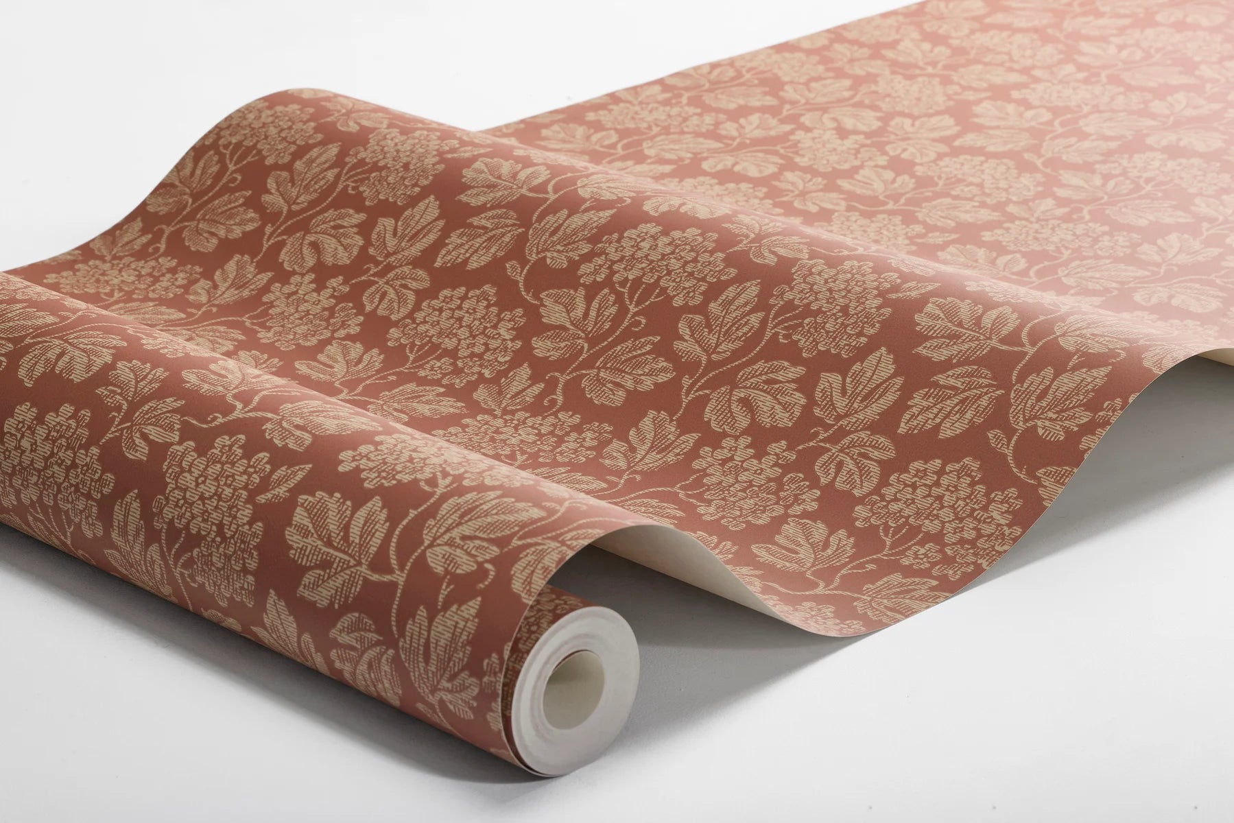 This Hagtorn wallpaper’s leafy design draws inspiration from the dense foliage of the hawthorn shrub – a garden staple for centuries.