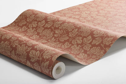 This Hagtorn wallpaper’s leafy design draws inspiration from the dense foliage of the hawthorn shrub – a garden staple for centuries.