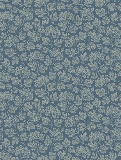 Carefully redrawn from a tapestry wallpaper dating back to the 1920s, this Hagtorn wallpaper in blue blends natural inspiration with a soft structure.