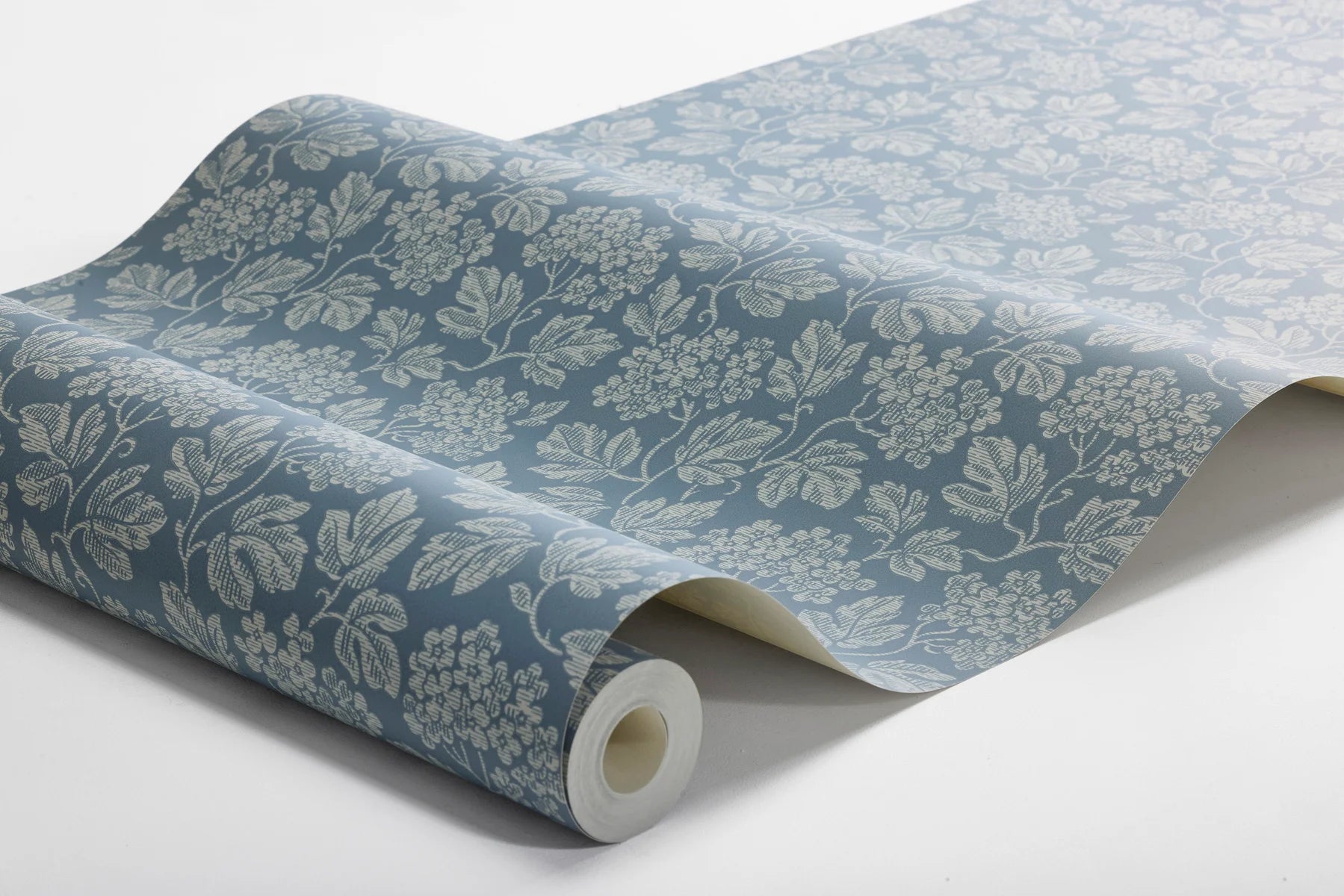 Carefully redrawn from a tapestry wallpaper dating back to the 1920s, this Hagtorn wallpaper in blue blends natural inspiration with a soft structure.