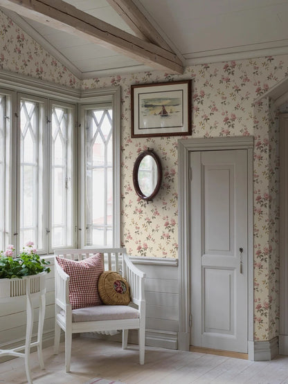  Winding roses bloom with romantic ease in our Värmdö wallpaper. 