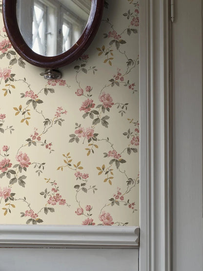  Winding roses bloom with romantic ease in our Värmdö wallpaper. 